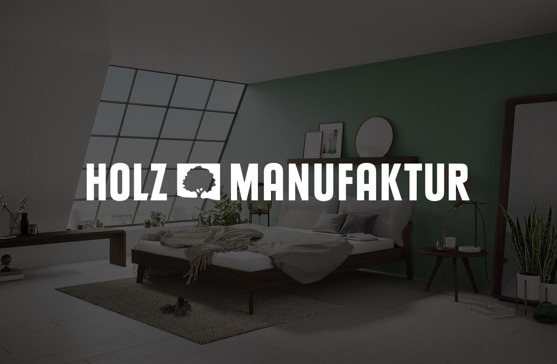Dunkel überlagertes Foto eines modern eingerichteten Schlafzimmers mit Holzbett, grüner Wand und großen Fensterflächen, mittig der weiße Schriftzug „Holz Manufaktur“