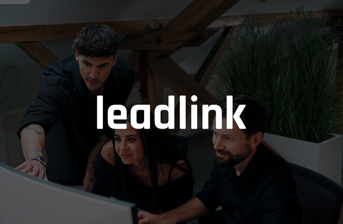 Drei Personen arbeiten gemeinsam an einem Bildschirm in einem modernen Büro, darüber der Schriftzug ‚leadlink‘ als Overlay.