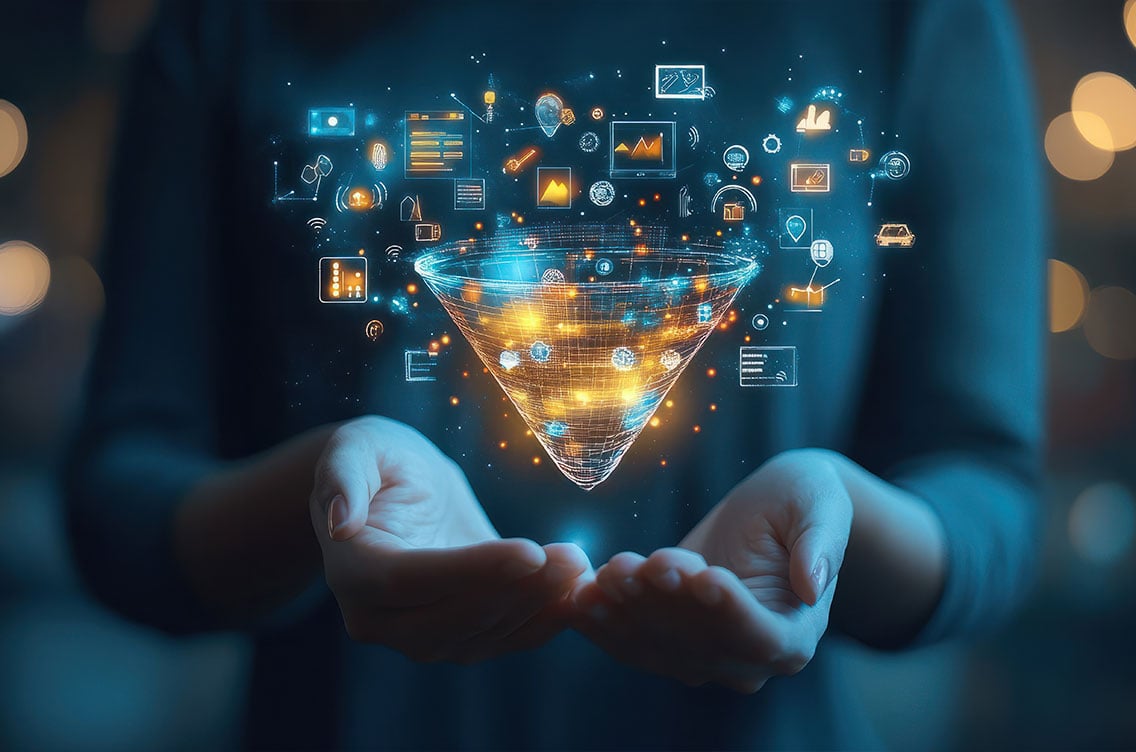 Hände halten einen leuchtenden digitalen Daten-Trichter mit schwebenden Symbolen für Analyse, Technologie und Vernetzung.